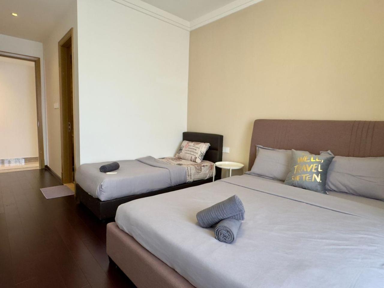 Apartment Jb Ciq-r&f Shopping Mall *